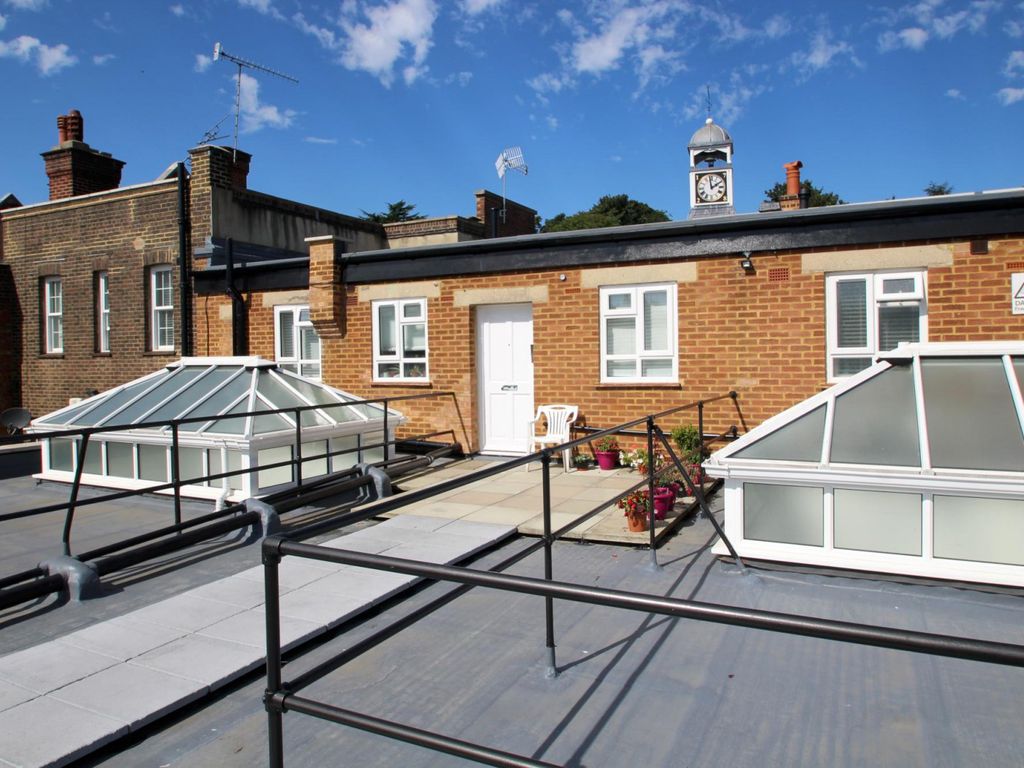 Room to rent in High Street, Reigate RH2 Zoopla