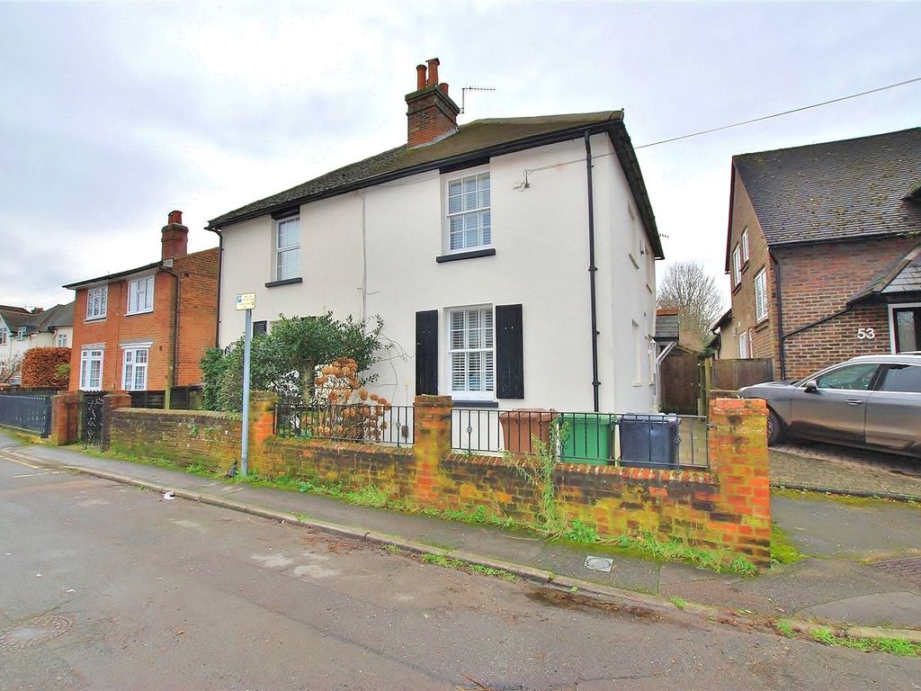 2 bed semidetached house to rent in Josephs Road, Guildford, Surrey