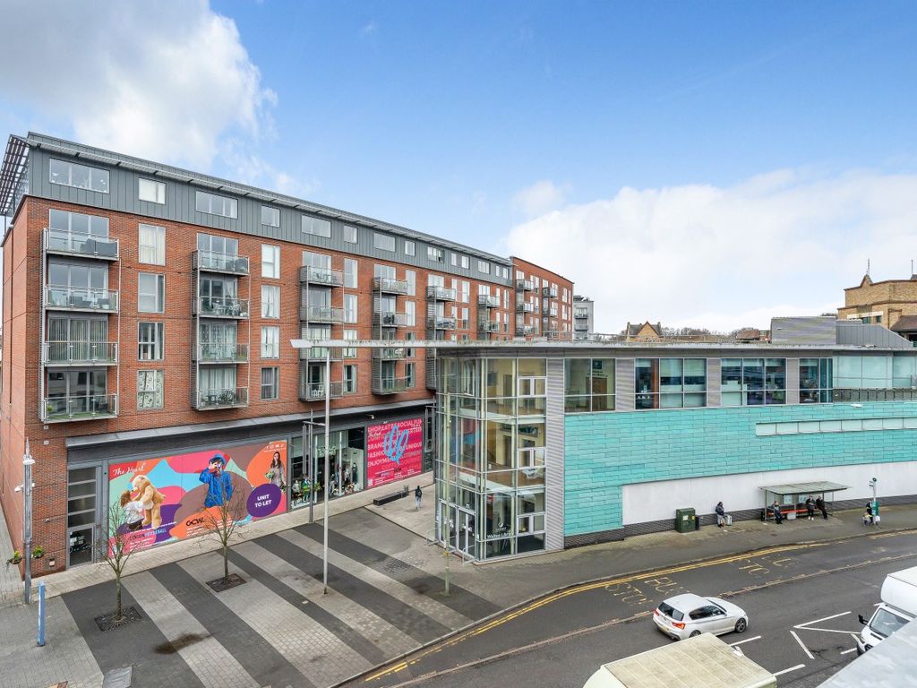 2 bed flat for sale in The Heart, WaltonOnThames KT12 Zoopla