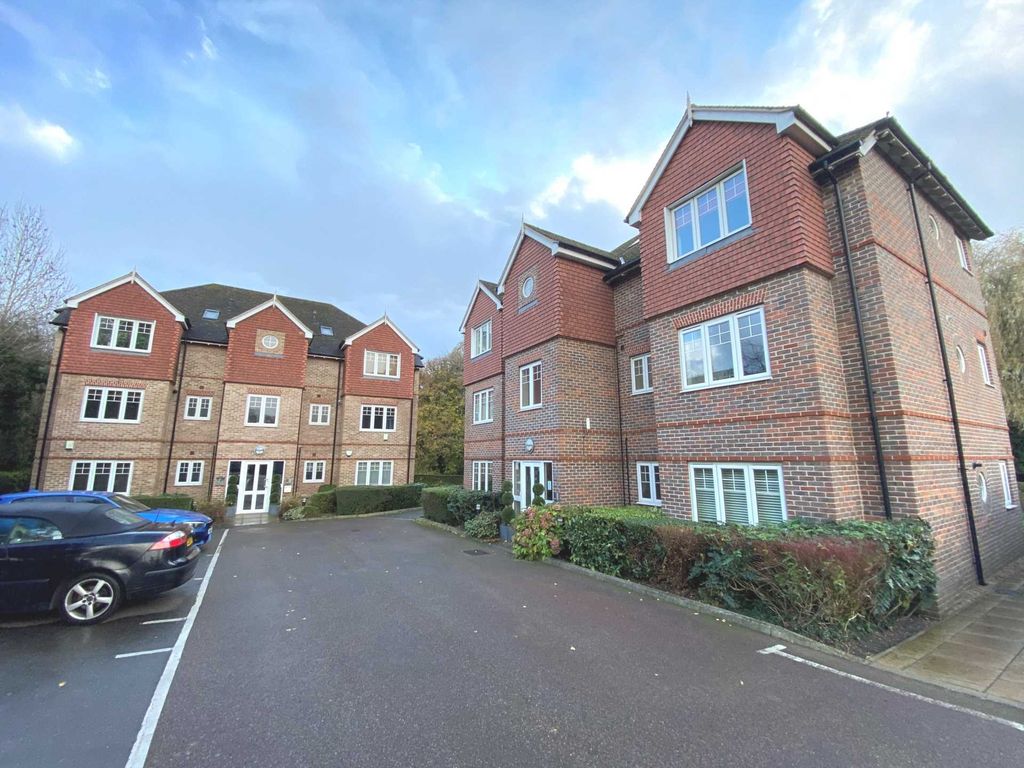 2 bed flat to rent in The Moorings, Highbridge Close, Radlett WD7, £