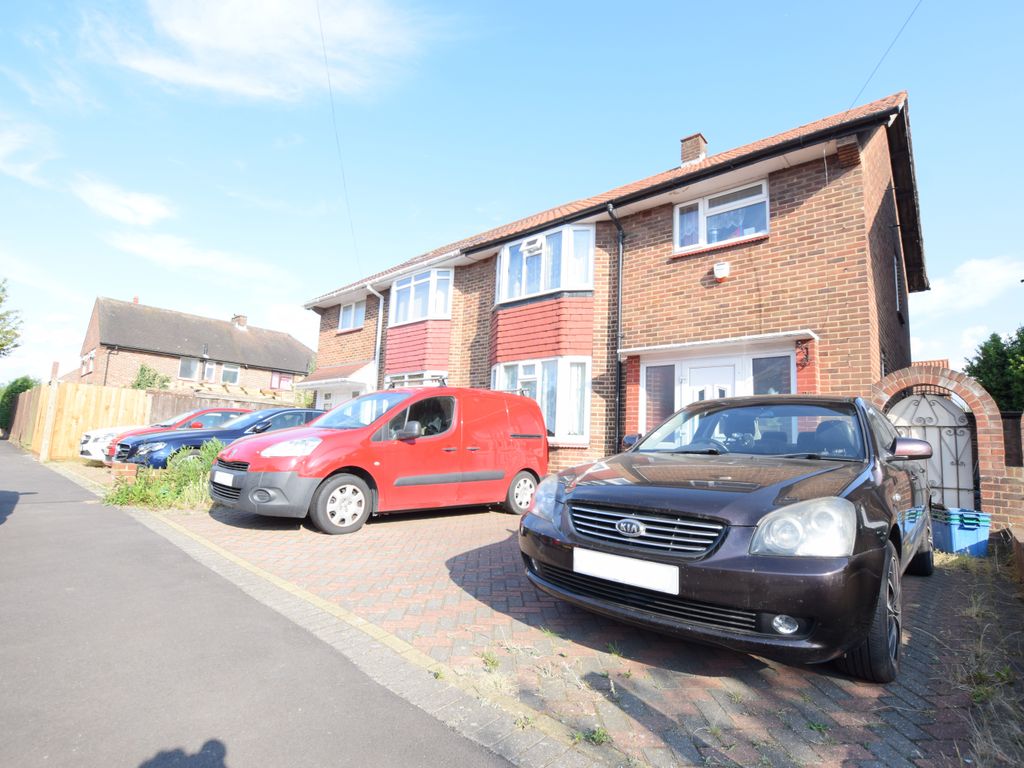 3 bed semidetached house to rent in Southdown Crescent, Ilford IG2, £