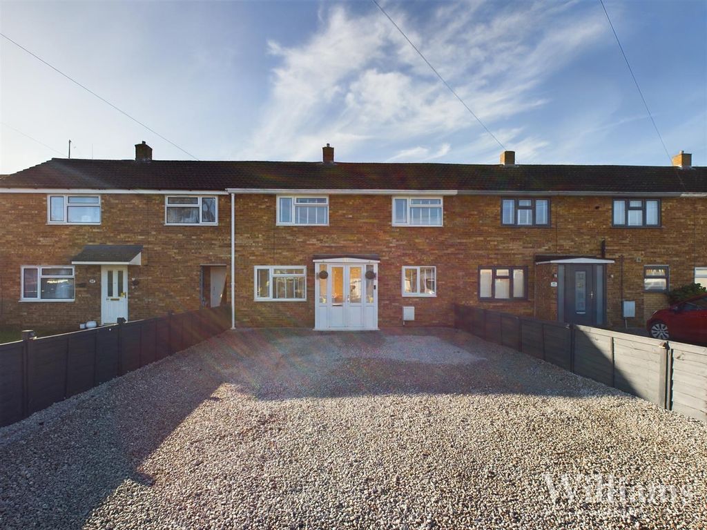 3 bed terraced house for sale in Priory Crescent, Aylesbury HP19, £