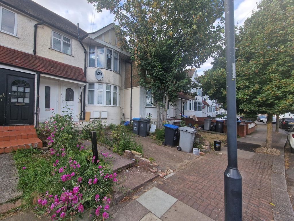 2 bed to rent in Braemar Avenue, London NW10, £1,750 pcm