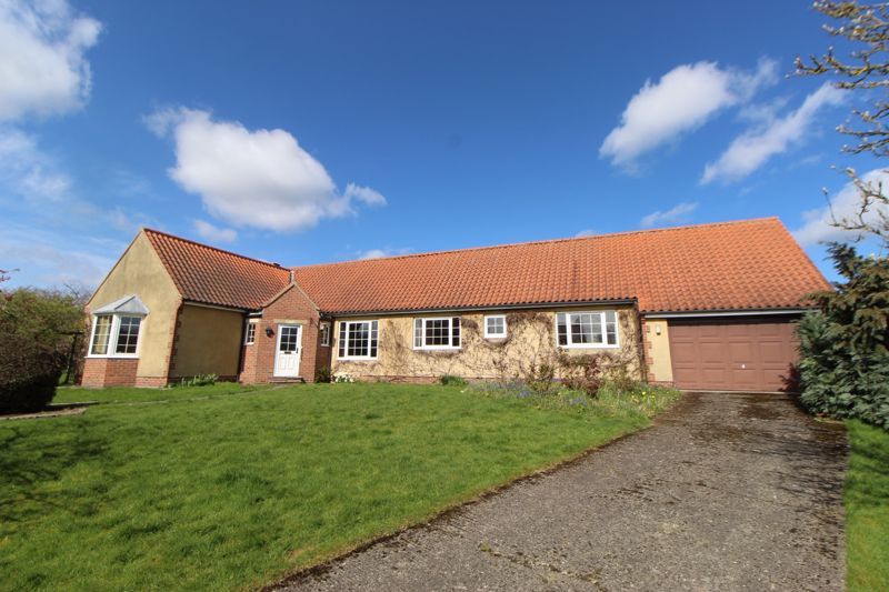 3 bed detached bungalow for sale in Dale End, Kirkbymoorside, York YO62