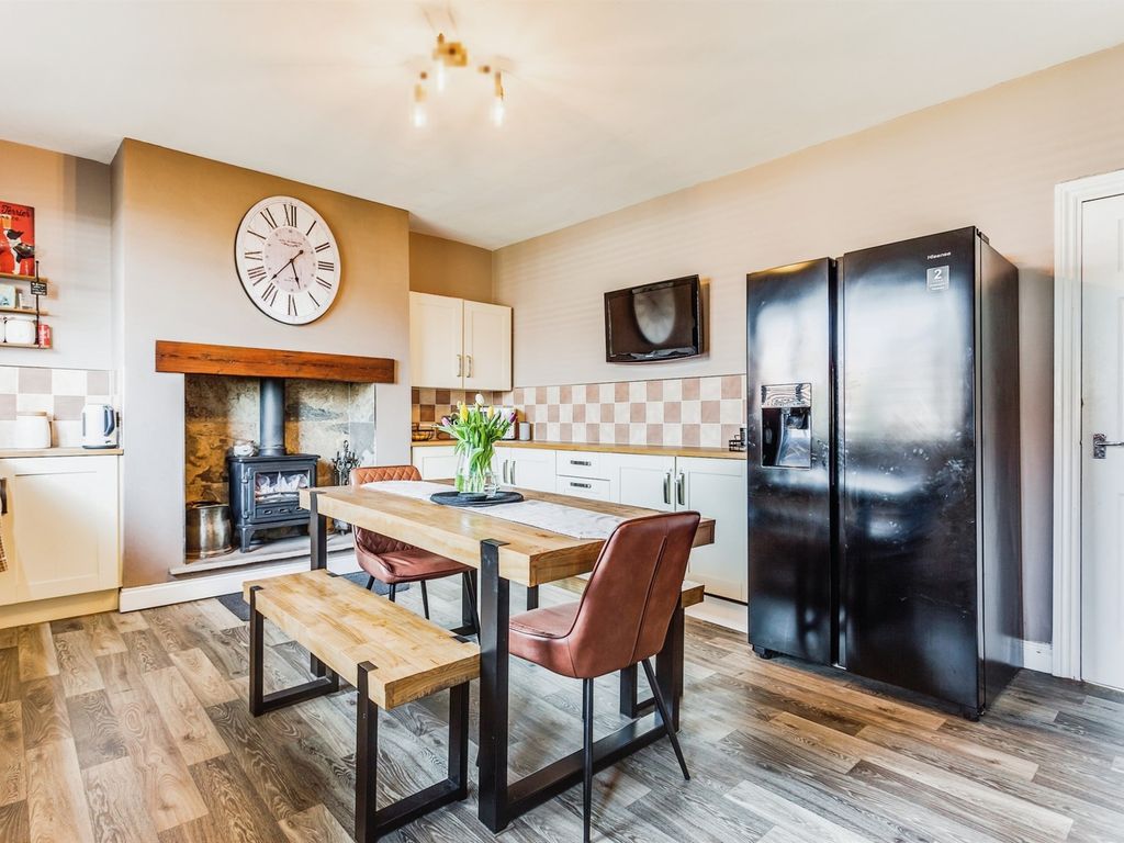 4 bed semidetached house for sale in Walton View, Crofton, Wakefield