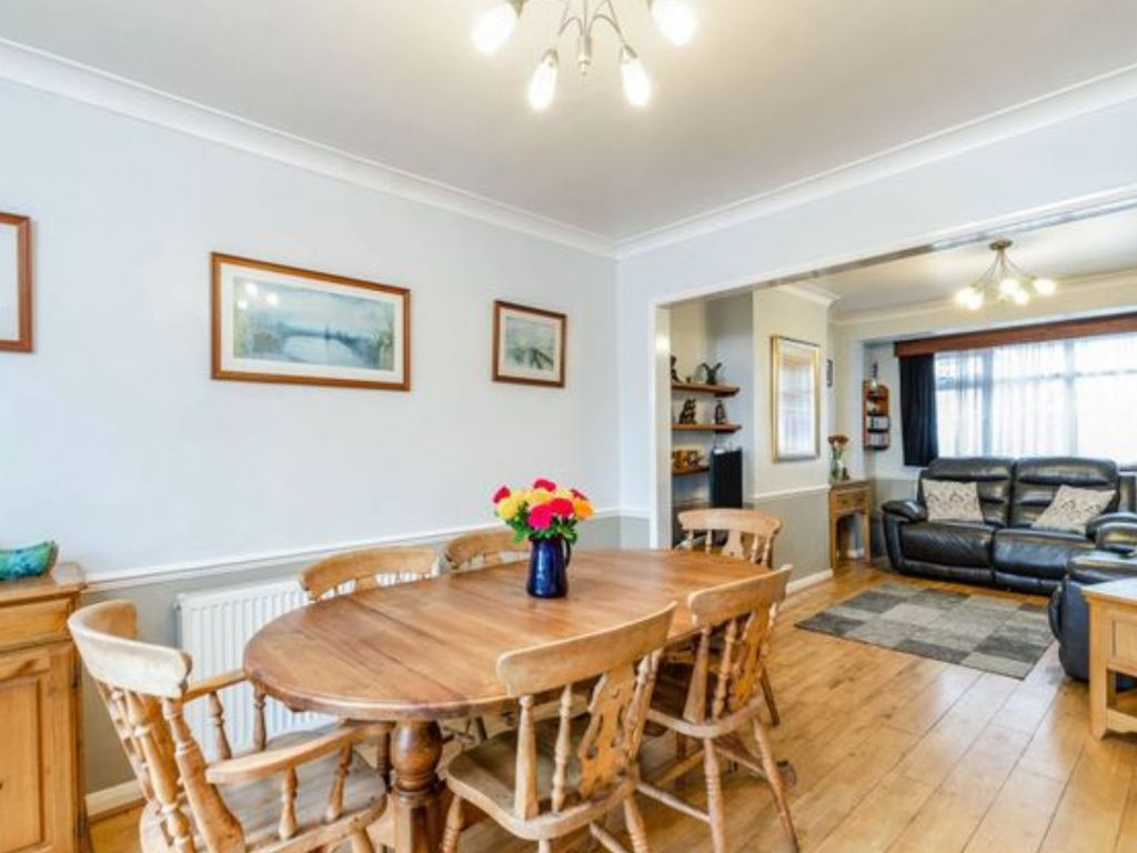 4 bed terraced house to rent in Cromwell Avenue, New Malden KT3, £2,400