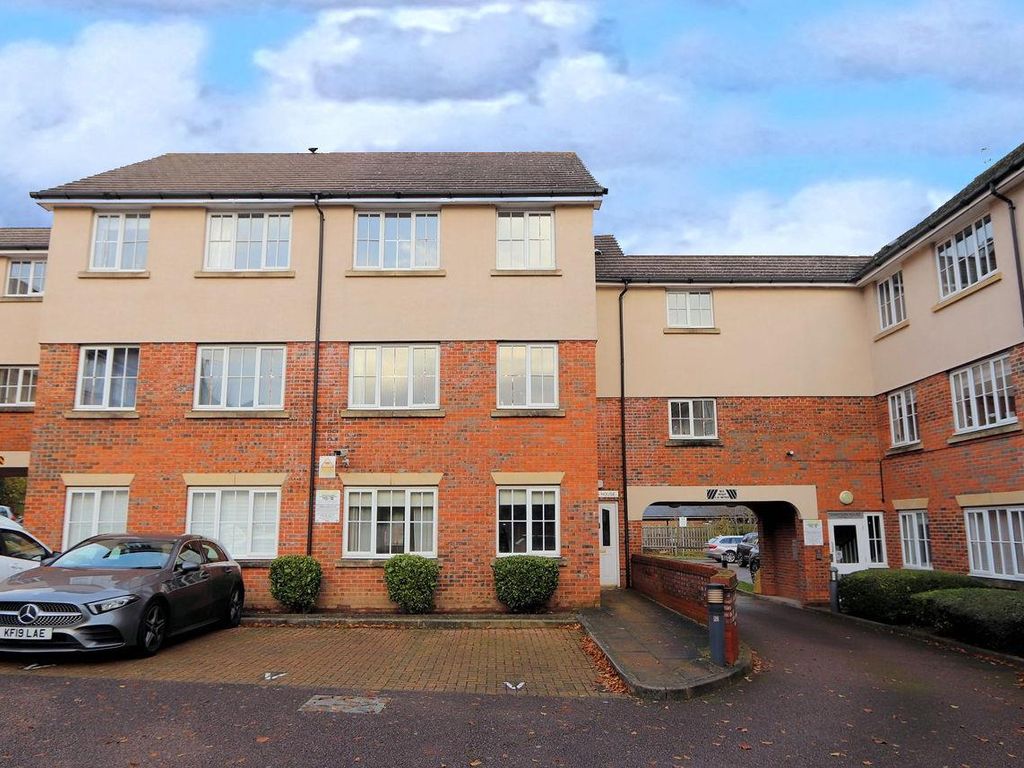 2 bed flat to rent in Addison Court, Epping CM16, £1,450 pcm Zoopla
