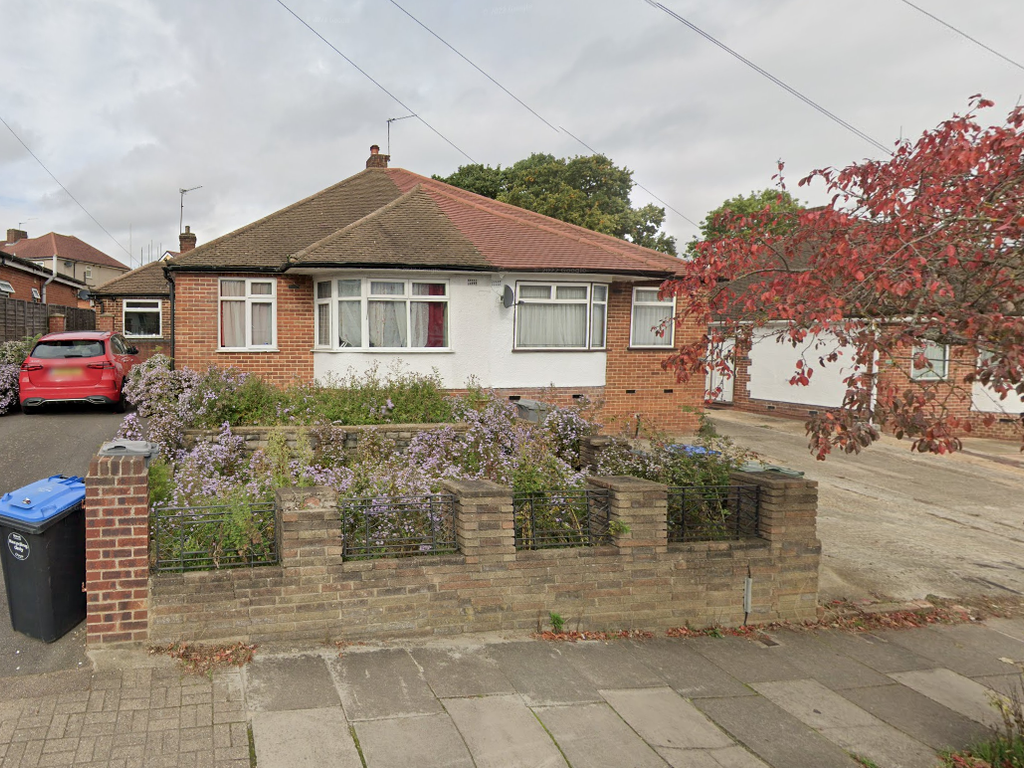 3 bed semidetached bungalow to rent in Chaplin Road, Wembley HA0, £