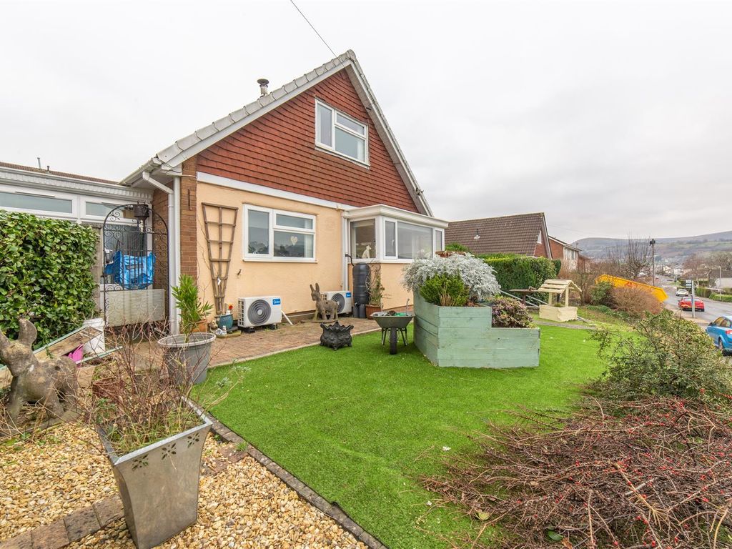 4 bed detached bungalow for sale in Golf Road, New Inn, Pontypool NP4