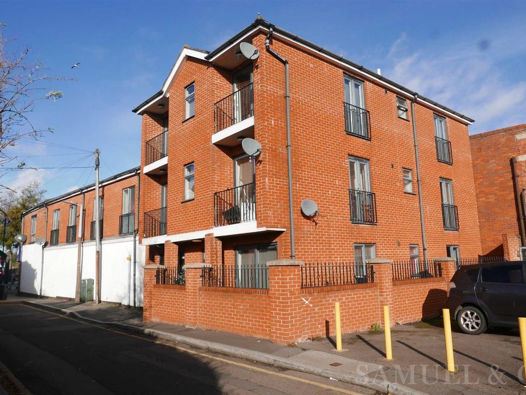 1 bed flat to rent in Church Street, Bilston WV14, £650 pcm Zoopla