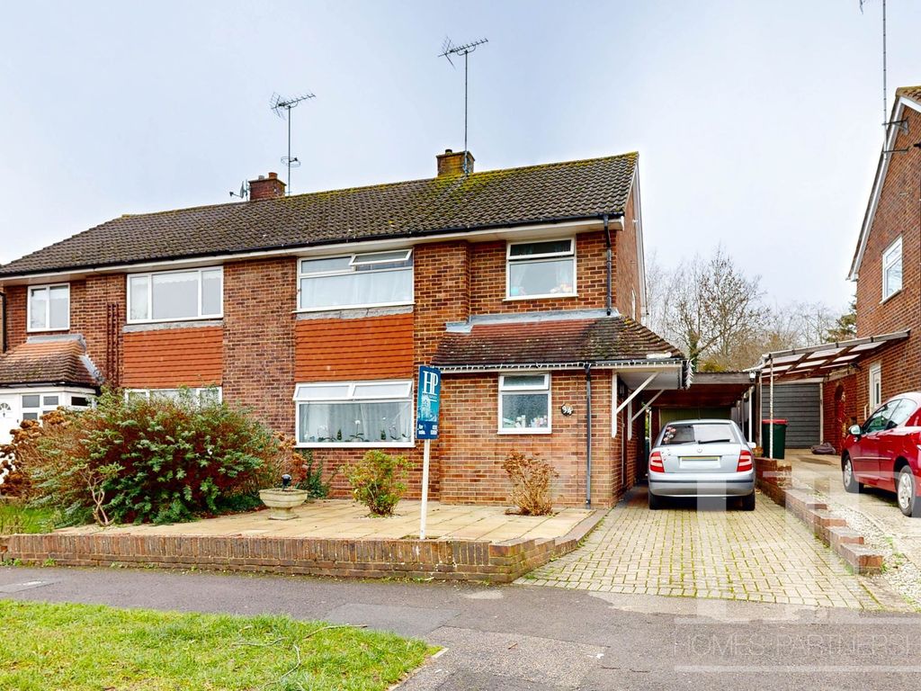 3 bed semidetached house for sale in The Glade, Crawley RH10, £475,000