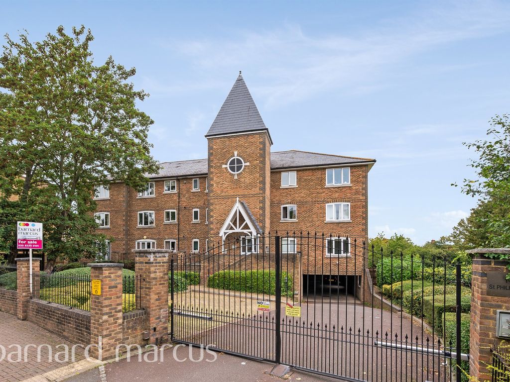 2 bed flat for sale in Cheam Common Road, Worcester Park KT4, £335,000