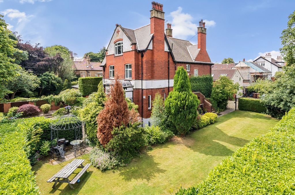 2 bed flat for sale in The Avenue, Roundhay, Leeds LS8 Zoopla