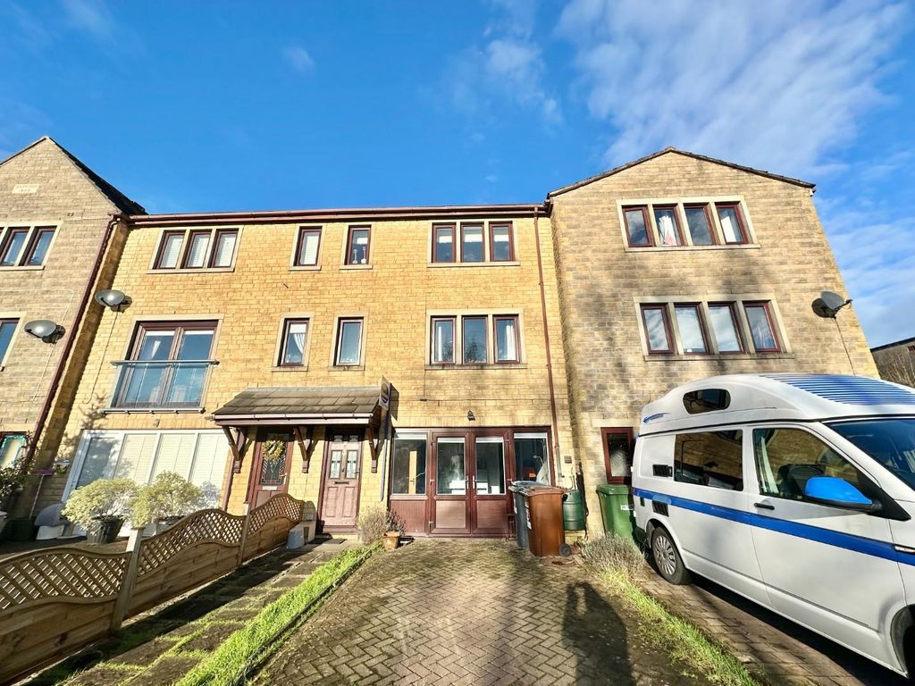 3 bed town house for sale in Acresfield, Colne BB8, £250,000 Zoopla