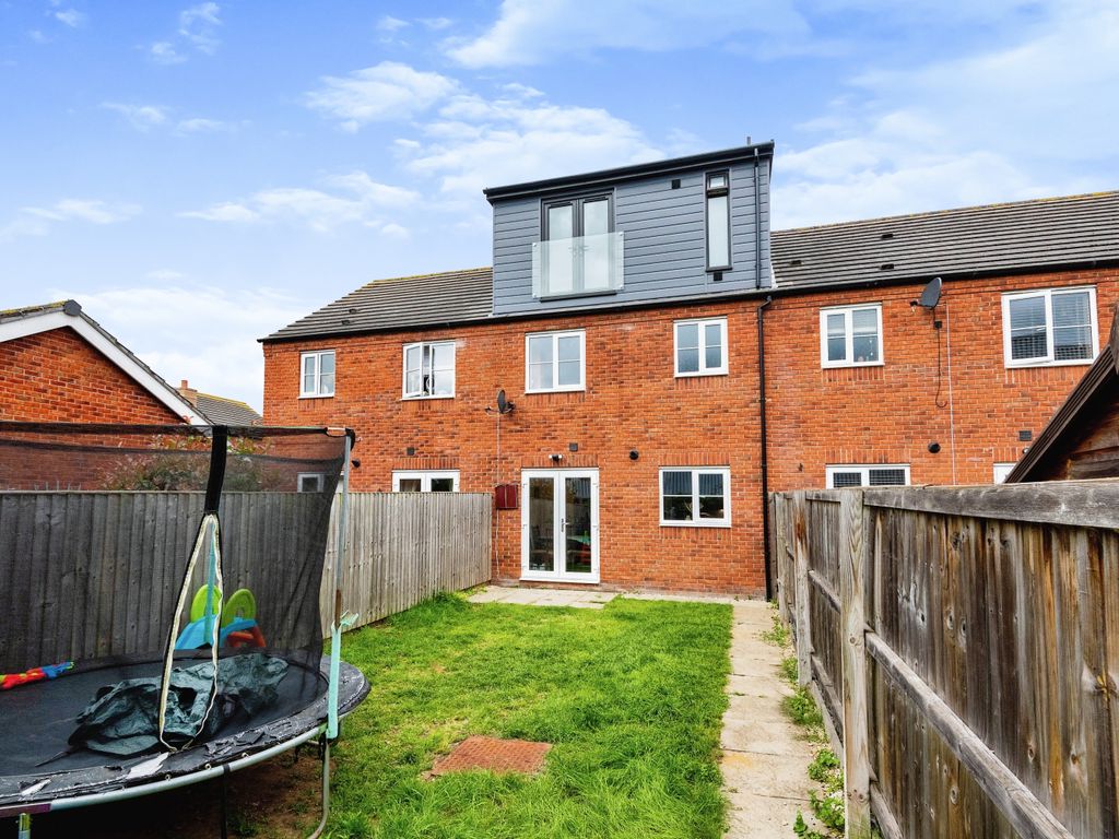 4 bed terraced house for sale in Turnpike Gardens, Bedford