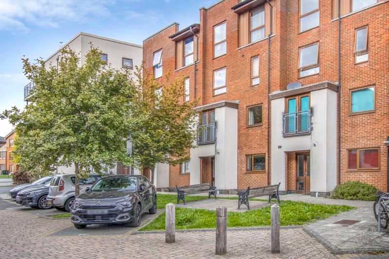 3 bed flat for sale in Commonwealth Drive, Crawley RH10 Zoopla