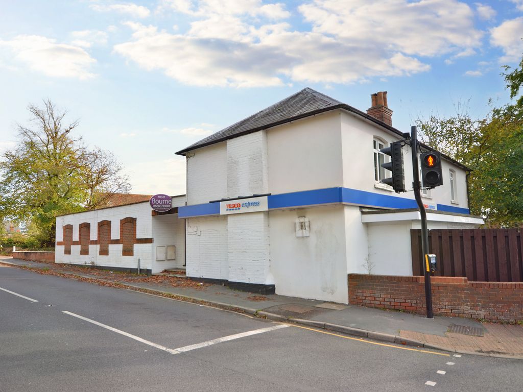 4 bed flat to rent in Upper Hale Road, Farnham, Surrey GU9, £1,250 pcm