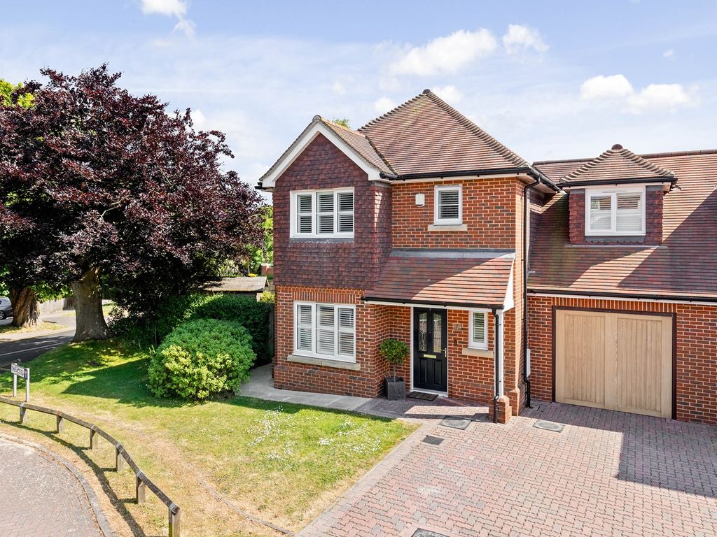 3 bed linkdetached house for sale in The Acers, Folkestone CT20, £