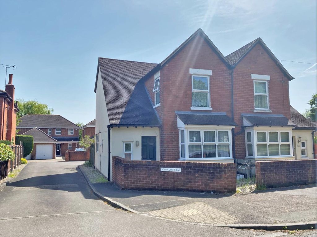 3 bed semidetached house to rent in Painswick Road, Matson, Gloucester