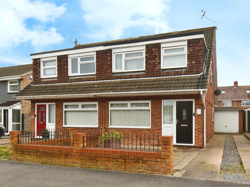 3 bed semidetached house for sale in Corona Drive, Hull HU8, £185,000