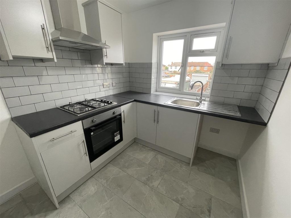 Studio to rent in Taunton Avenue, Hounslow TW3 Zoopla
