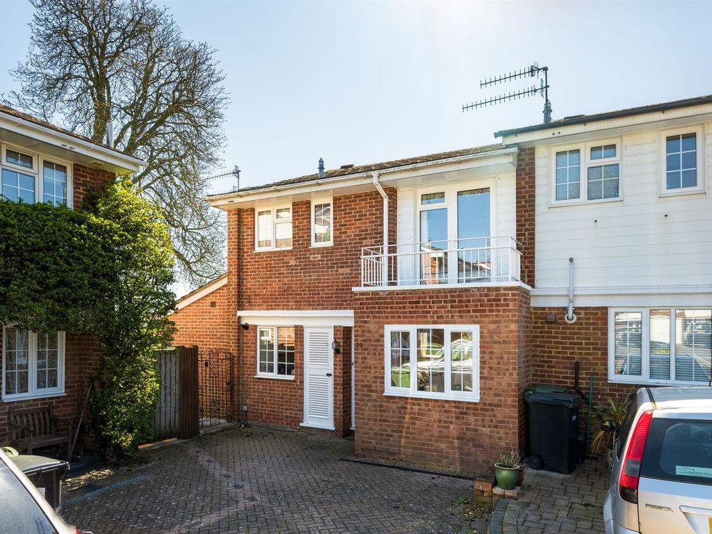 3 bed end terrace house for sale in Milton Close, HenleyOnThames RG9