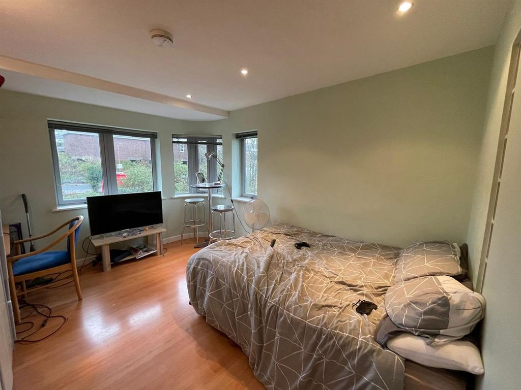 Studio to rent in Central Park Avenue, Mutley, Plymouth PL4, £607 pcm