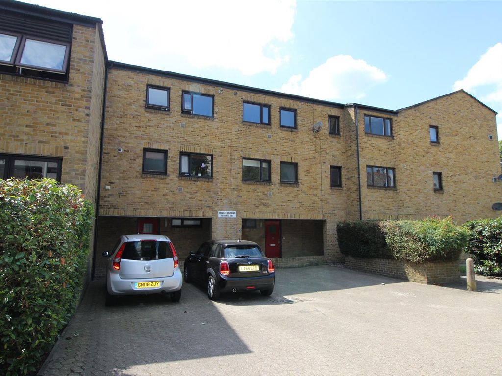 1 bed flat to rent in Cross Road, Uxbridge, Middlesex UB8, £1,225 pcm