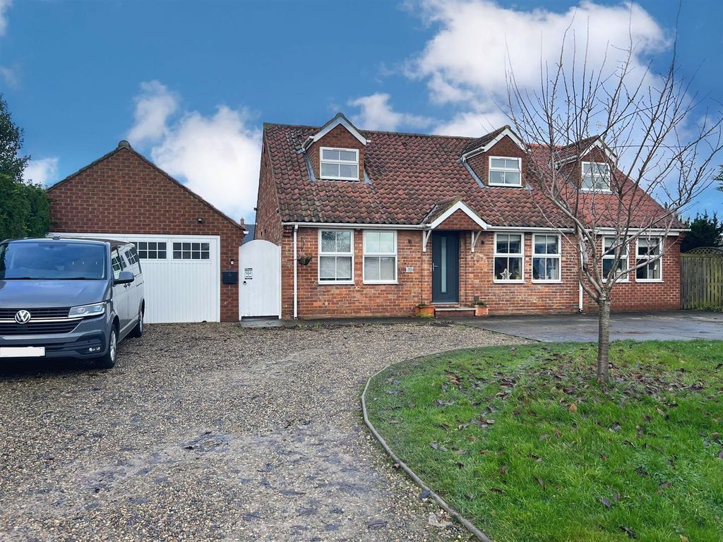 4 bed detached bungalow for sale in Carr Lane, East Ayton, Scarborough