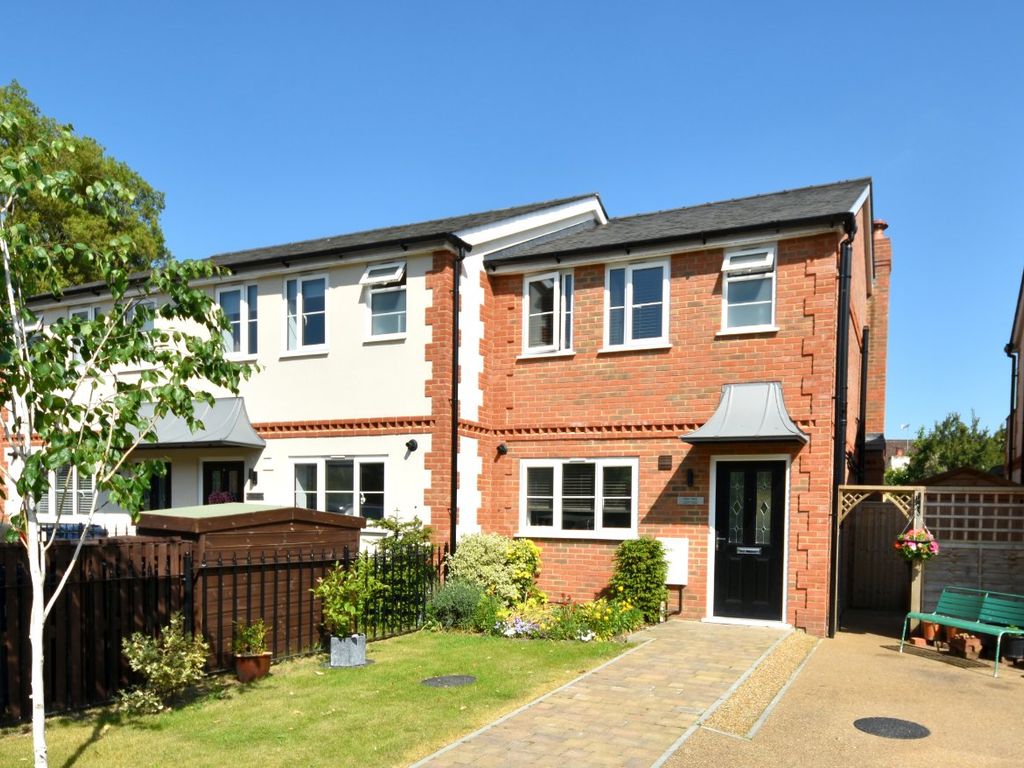 3 bed end terrace house for sale in Bakers Orchard, Wooburn Green, High