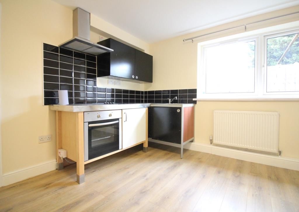 1 bed flat to rent in Sutton Hall Road, Heston, Hounslow TW5, £1,100 pcm Zoopla