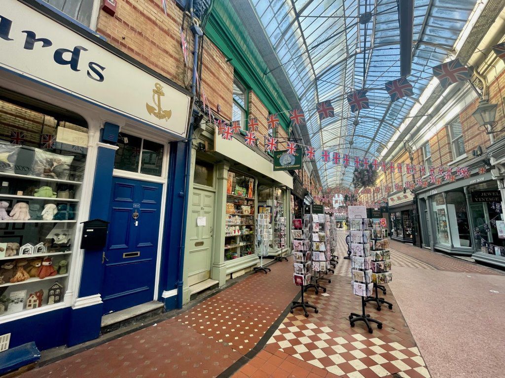 3 bed flat to rent in Westbourne Arcade, Poole Road, Westbourne