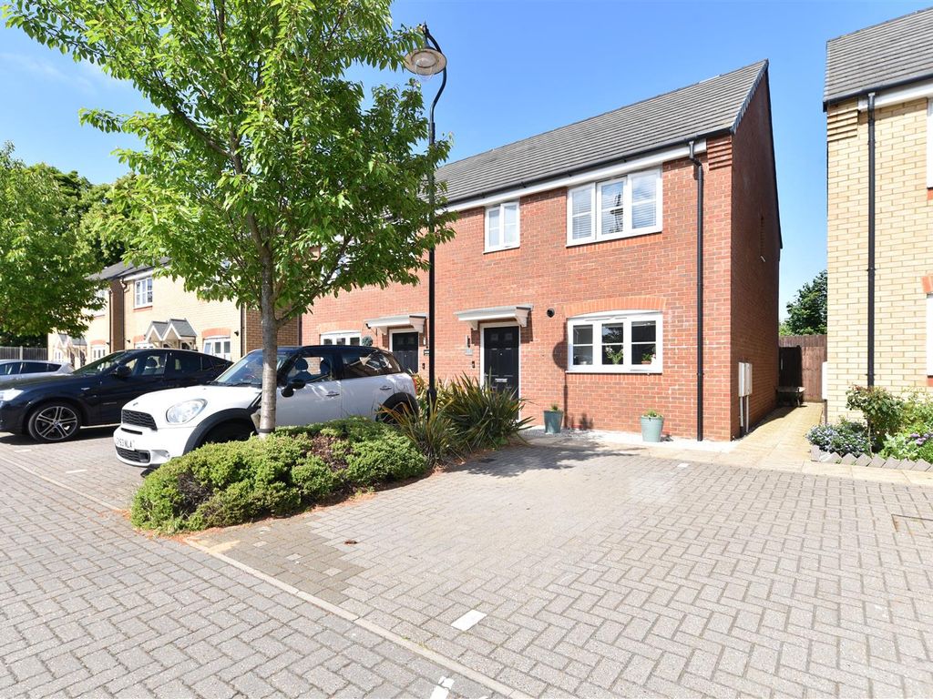 3 bed semidetached house for sale in Vincent Gardens, Stevenage, Herts