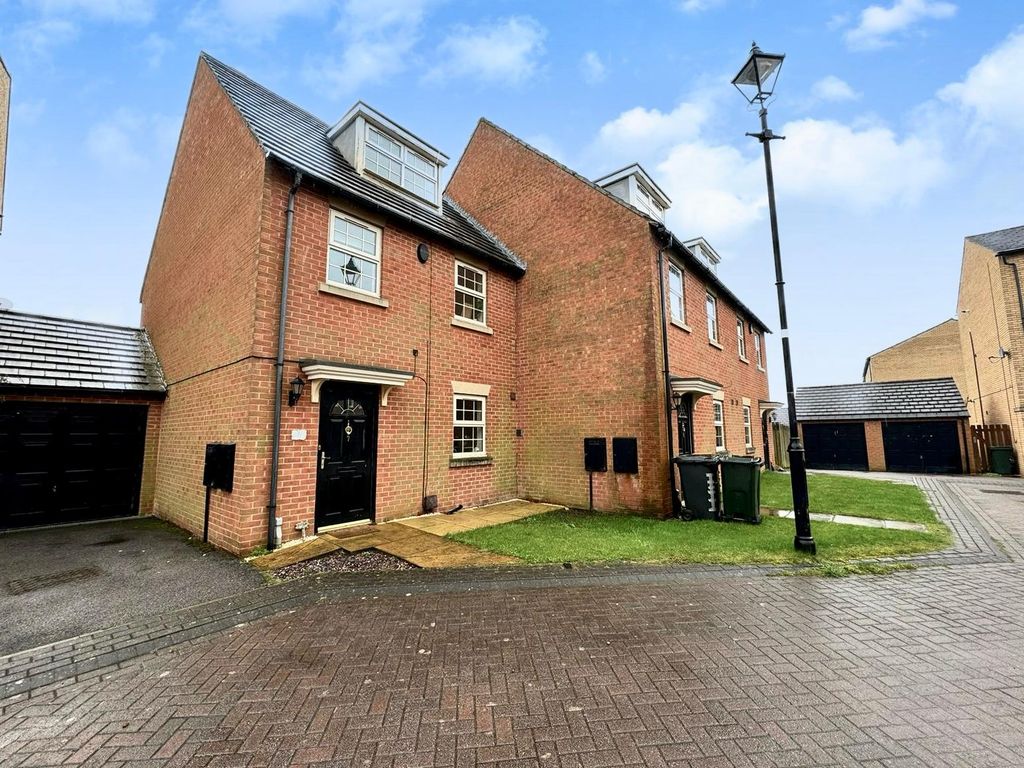3 bed town house for sale in 7 Bretton Close, Brierley, Barnsley S72, £