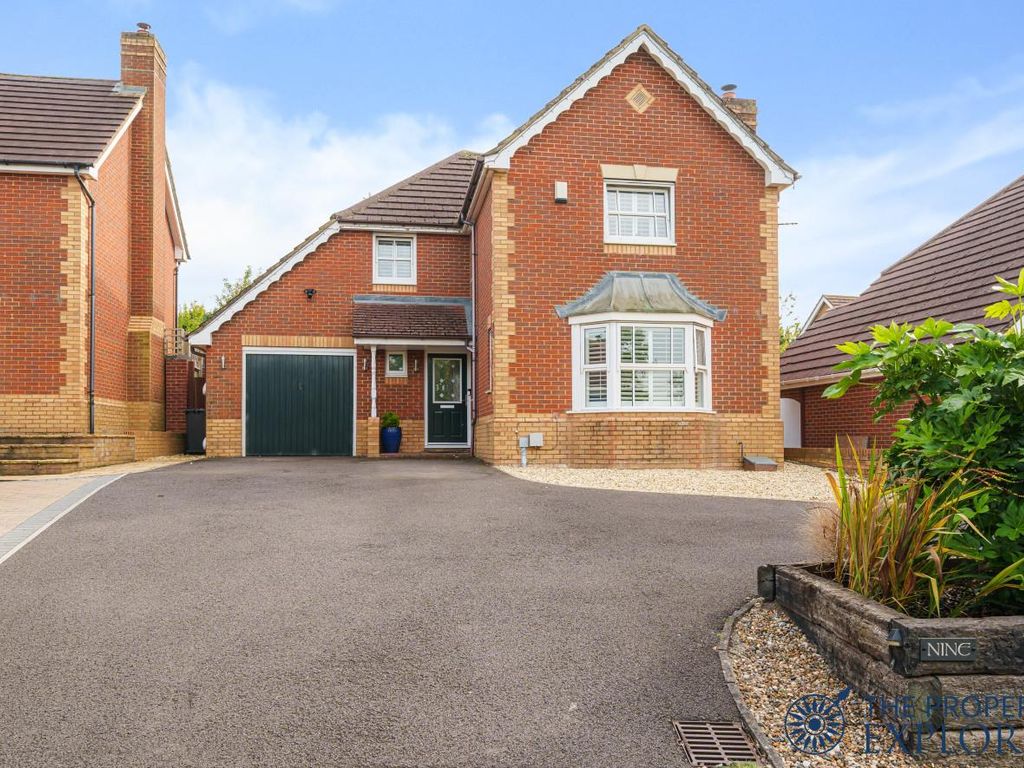 4 bed detached house for sale in Firecrest Road, Basingstoke RG22, £