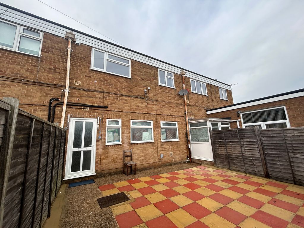 2 bed flat to rent in Landcross Drive, Abington, Northampton NN3, £975