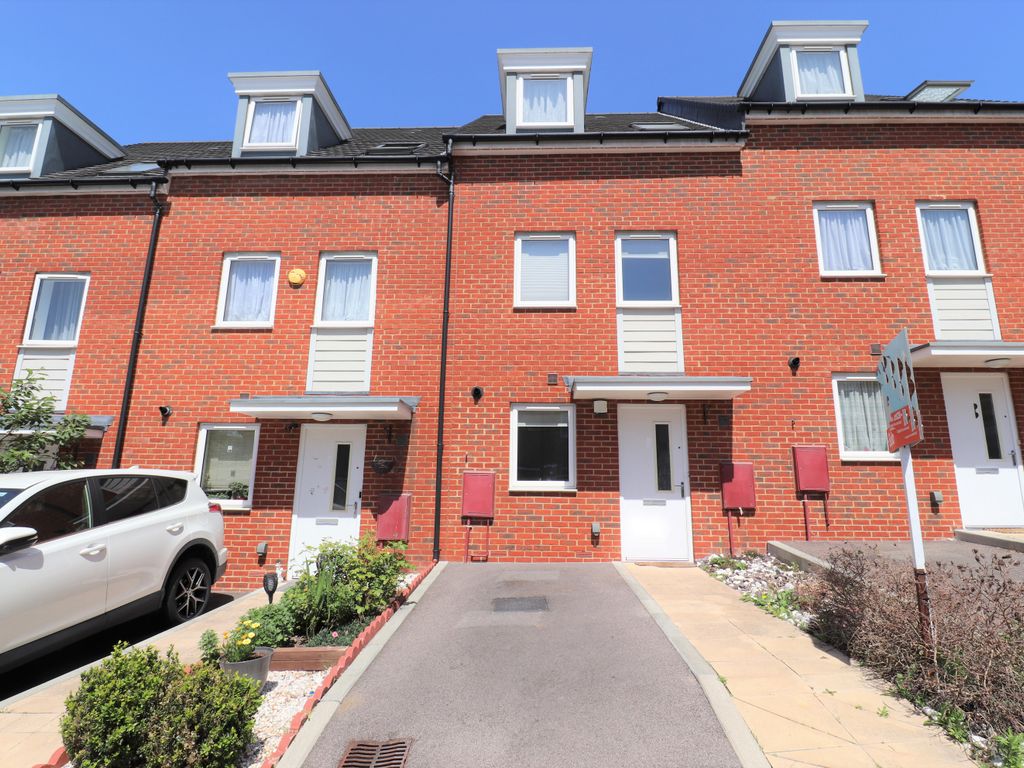 3 bed terraced house to rent in Foster Drive, Dartford DA1, £2,000 pcm