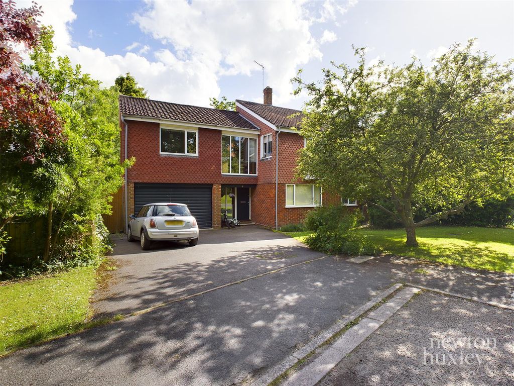 6 bed detached house to rent in Queen Anne Drive, Claygate, Esher KT10