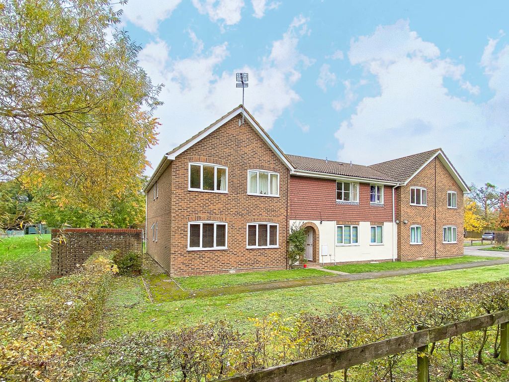 1 bed to rent in Swan Way, Church Crookham, Fleet GU51, £950