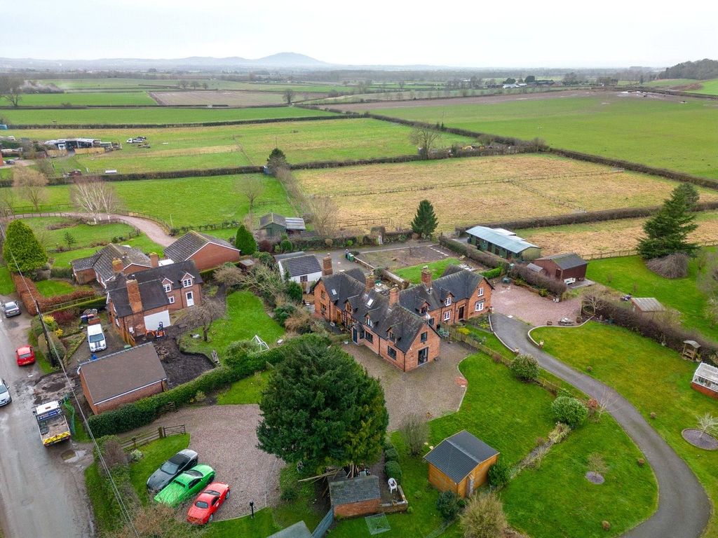 3 bed end terrace house for sale in Cherrington, Newport, Shropshire