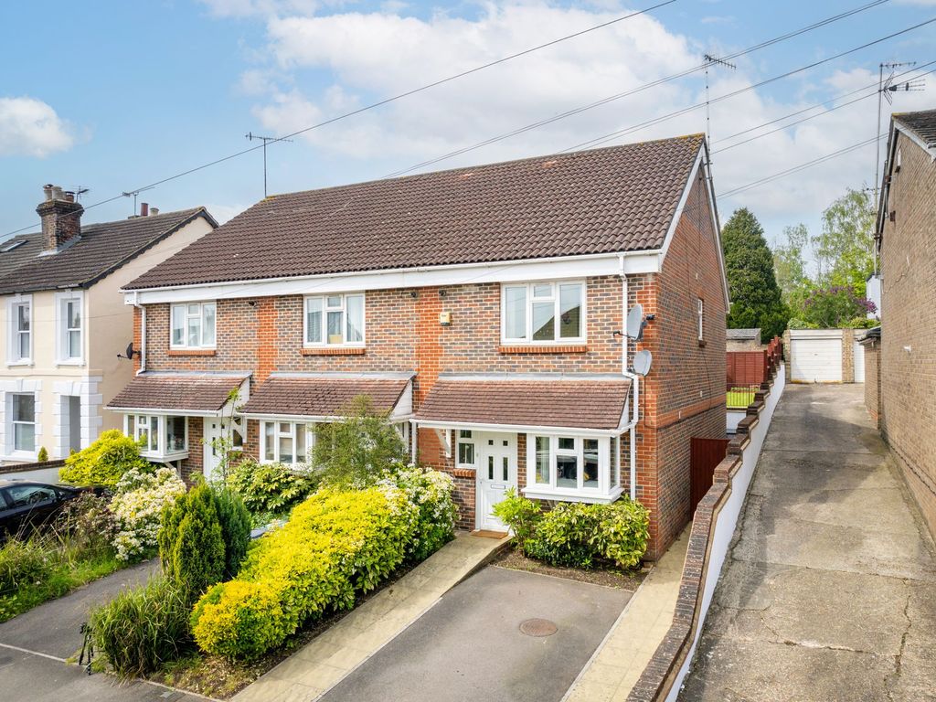 3 bed end terrace house for sale in Earlsbrook Road, Redhill RH1, £