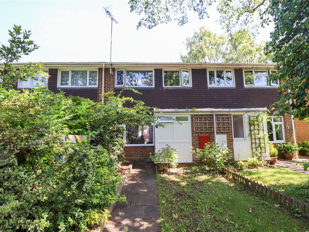 3 bed property for sale in The Croft, Fleet GU51, £350,000 Zoopla