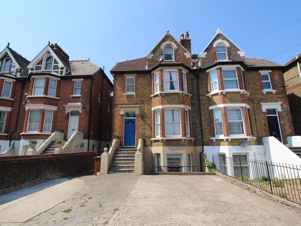 2 bed flat to rent in Maidstone Road, Chatham, Kent ME4, £1,150 pcm