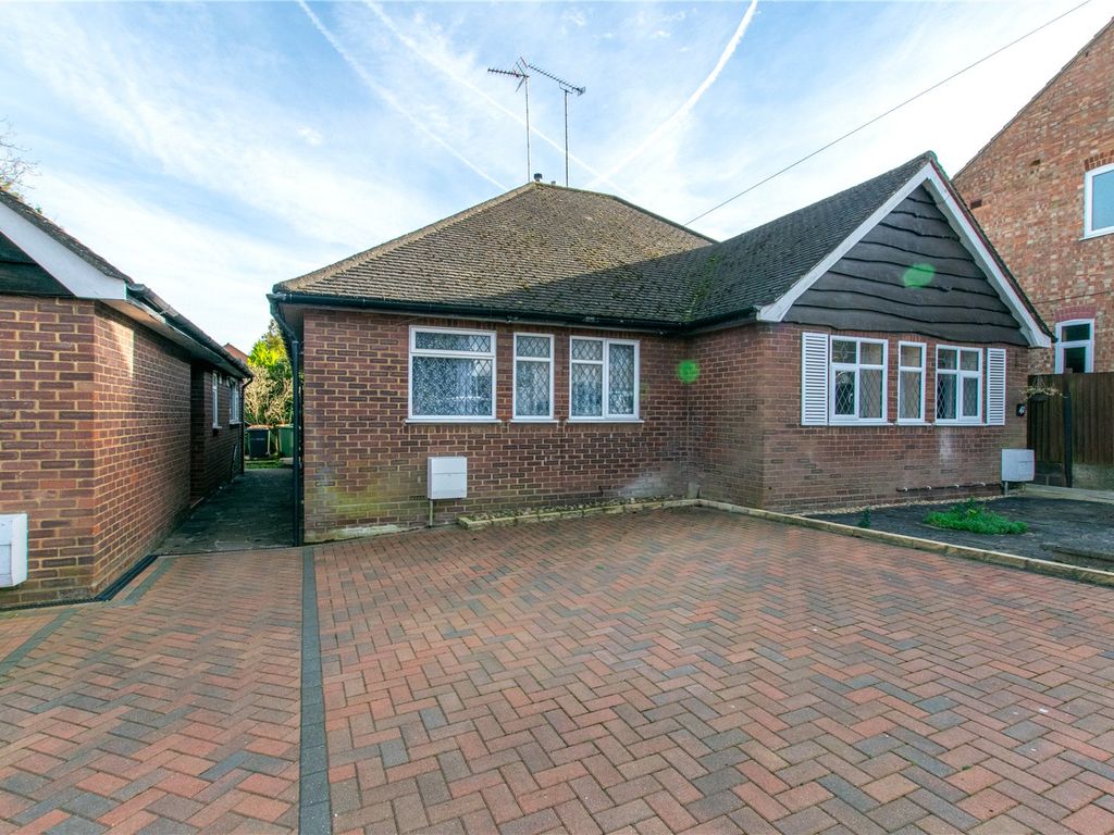 2 bed bungalow for sale in Periwinkle Lane, Dunstable, Bedfordshire LU6