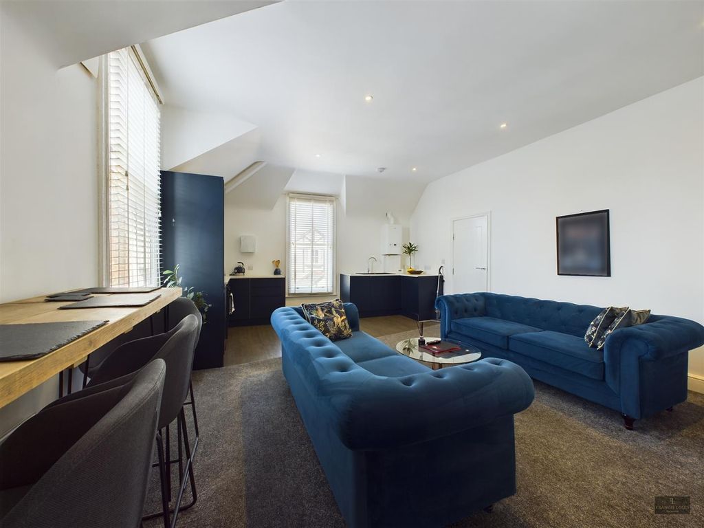 2 bed flat to rent in St. Davids Hill, Exeter EX4, £1,950 pcm Zoopla