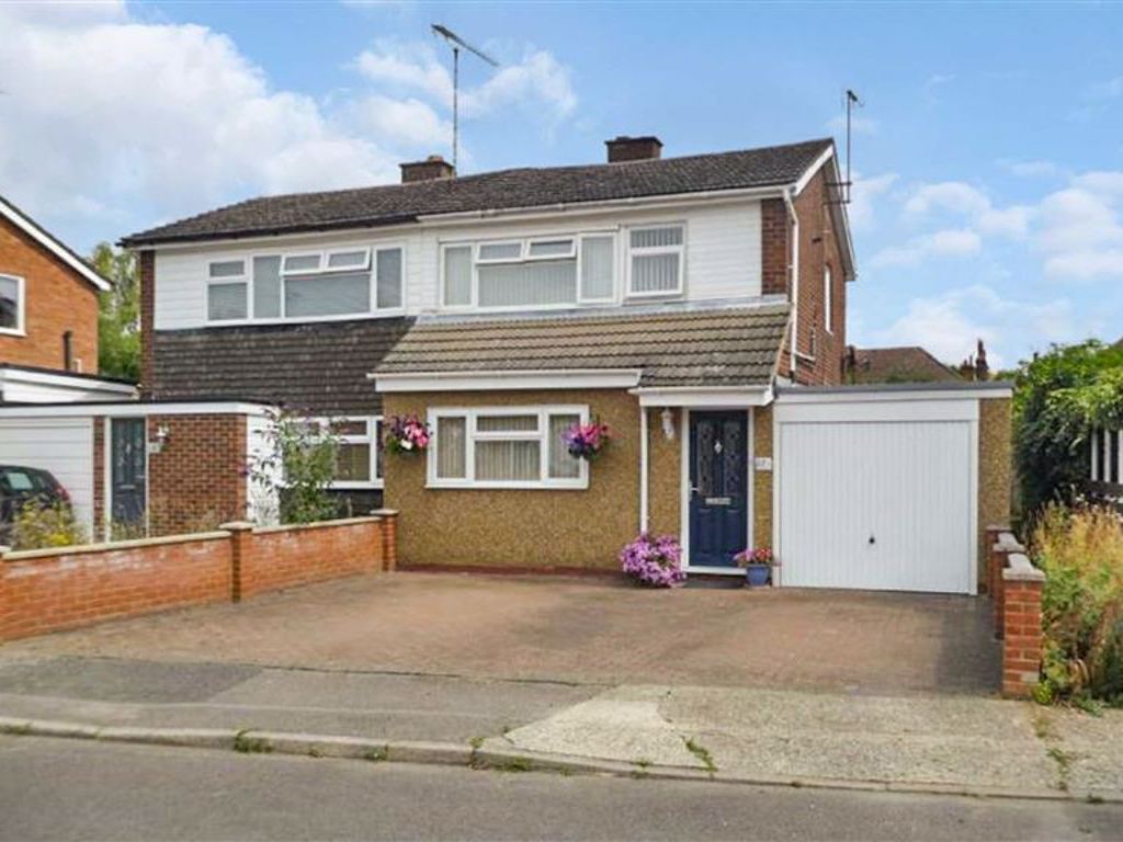 3 bed semidetached house for sale in The Elms, Bletchley, Milton
