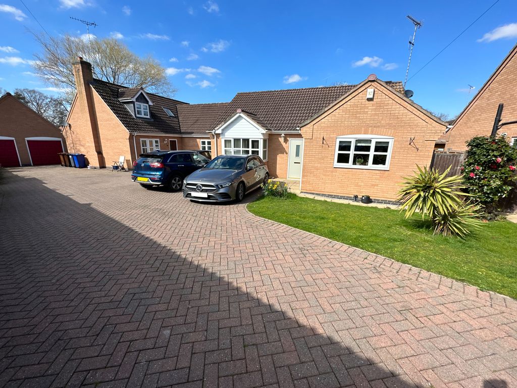 2 bed detached bungalow for sale in Neville Close, Rolleston On Dove, BurtonOnTrent DE13 Zoopla