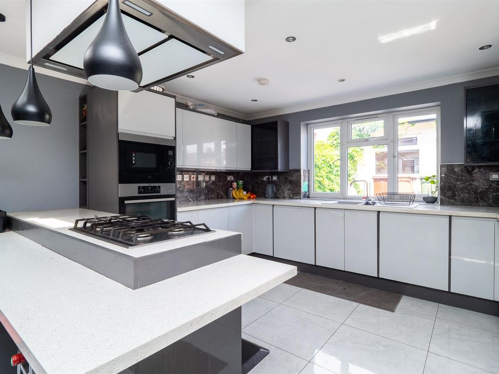 3 bed end terrace house for sale in Collingwood Road, Sutton SM1, £