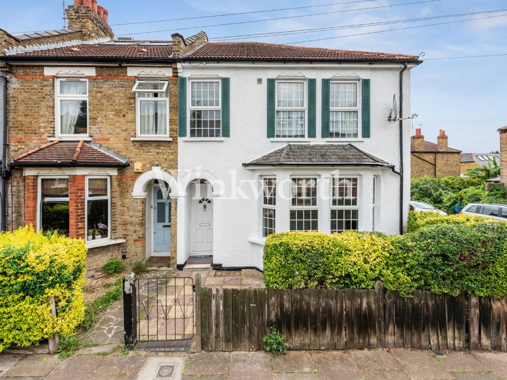 3 bed end terrace house for sale in Highworth Road, London N11, £