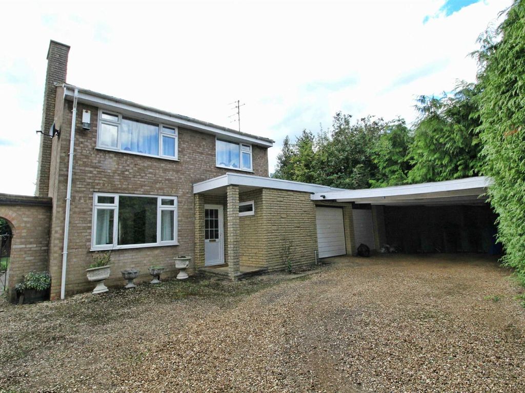 3 bed detached house to rent in Towcester Road, Old Stratford, Milton